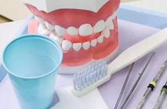 如何正常清洁假牙？