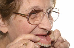老年人全口义齿修复后要注意什么?