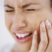 智齿导致牙床疼痛后该怎么办？