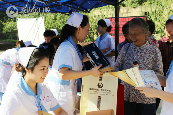 医护人员向居民发放保健手册和礼品