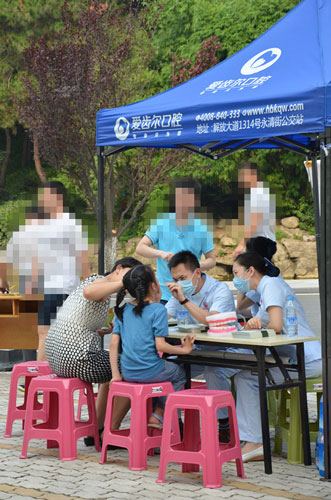 爱齿尔口腔现场检查为小朋友做口腔检查