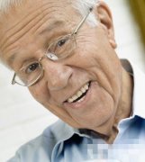 60岁的老人适合带活动假牙还是固定假牙？
