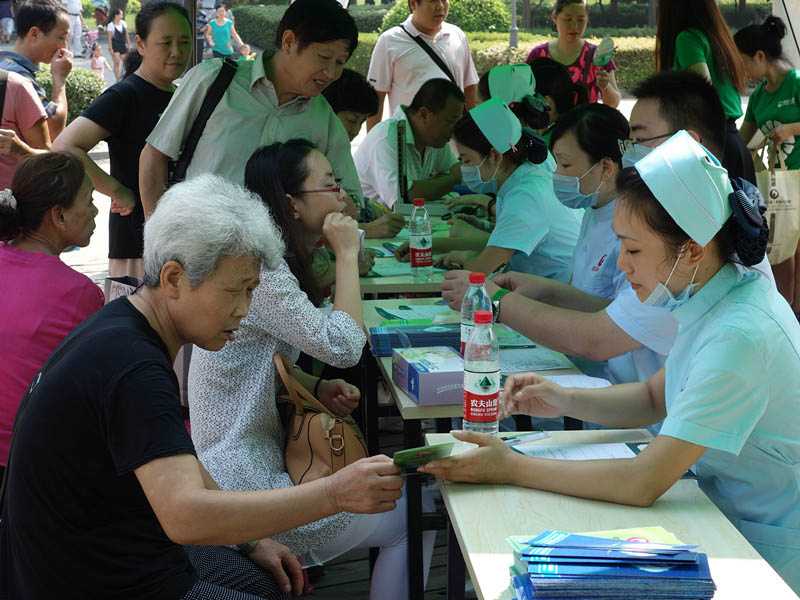 爱齿尔口腔活动现场井然有序