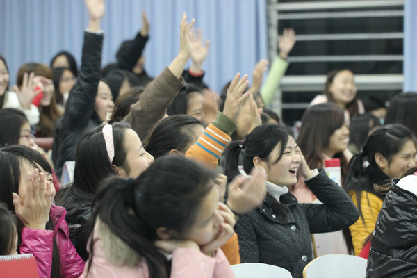 讲座现场学生踊跃互动