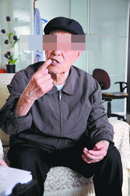 97岁老人只掉2颗牙